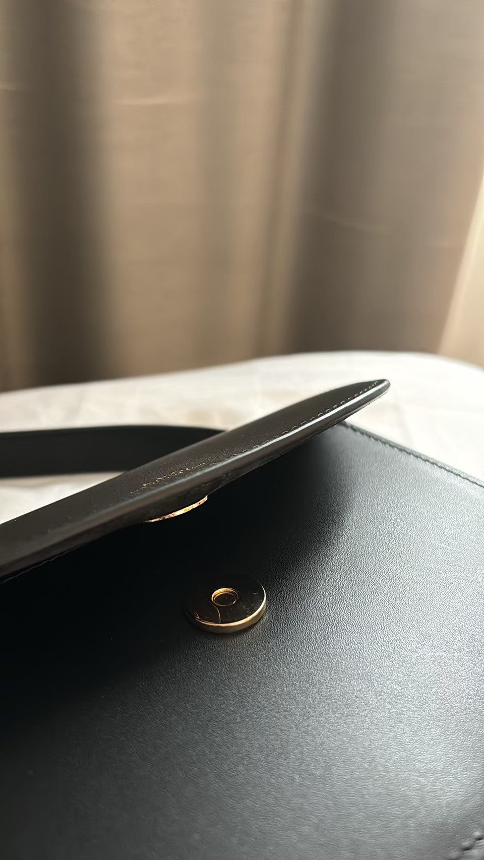 APC Genève ミニバッグ ハーフムーンサイドバックパック（ブラック）