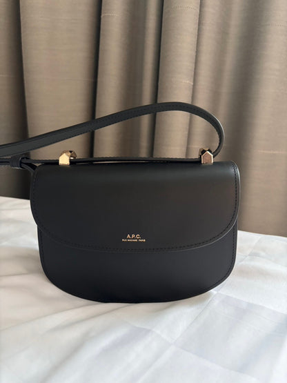 APC Genève ミニバッグ ハーフムーンサイドバックパック（ブラック）