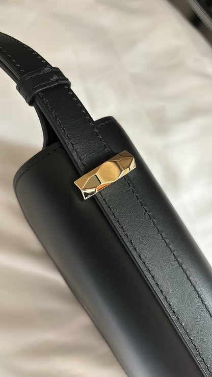 APC Genève ミニバッグ ハーフムーンサイドバックパック（ブラック）